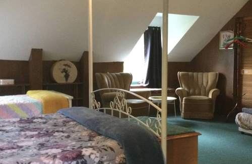 Mount Mee House | Fox’s Lair Inn, an English replica pub