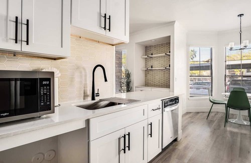 Glendale Sports and Entertainment District Apartment | Boulevard Stays 2BR by Stadium Pool, Parking, Gym 06