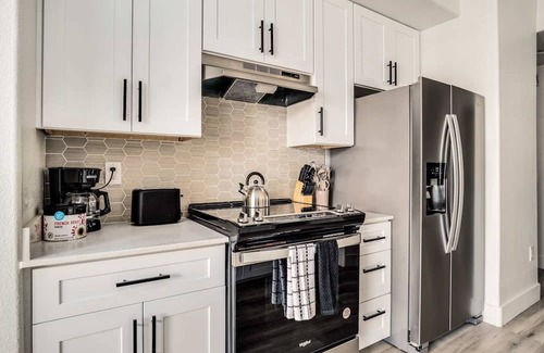 Glendale Sports and Entertainment District Apartment | Boulevard Stays 2BR by Stadium Pool, Parking, Gym 06