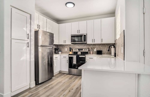 Glendale Apartment | 1BR by Stadium Pool, Parking, Gym 01