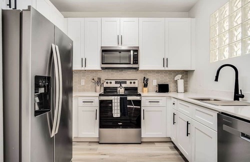 Glendale Sports and Entertainment District Apartment | Boulevard Stays 1BR by Stadium Pool, Parking, Gym 02