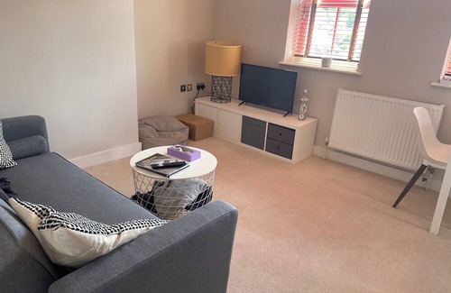 Henley-on-Thames Apartment | Henley Regatta - Walking distance from course. Balcony and parking.