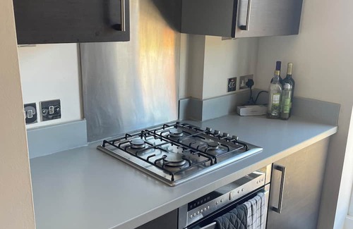 Henley-on-Thames Apartment | Henley Regatta - Walking distance from course. Balcony and parking.