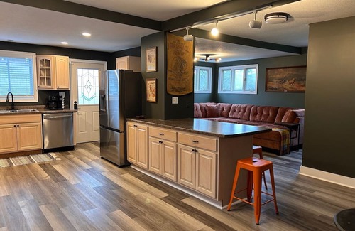 Berlin House | Spacious 5BR Retreat - Ride The Wilds Direct from our Driveway!