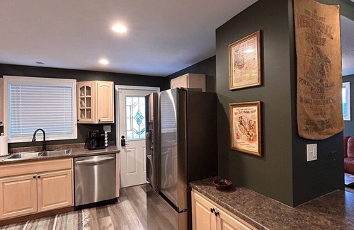 Berlin House | Spacious 5BR Retreat - Ride The Wilds Direct from our Driveway!