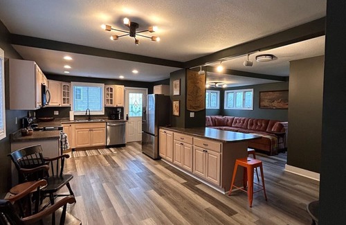 Berlin House | Spacious 5BR Retreat - Ride The Wilds Direct from our Driveway!