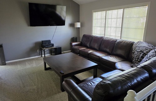 Bellevue House | Charming 3-bedroom house with AC, WiFi in welcoming Bellevue