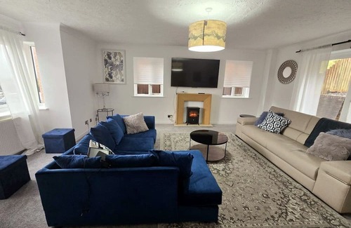 Newport House | Horizon House*Sleeps 11*Parking*Groups*Corporates