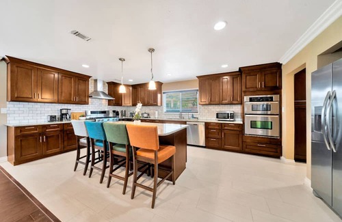 Tustin House | Close to Disney and the Beach! Central OC Location