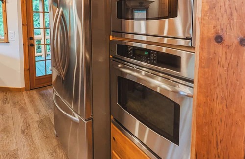 Arlington Cabin | Riverfront - Log Home - Hot Tub - Game Room