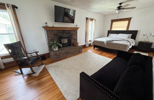 Washburn Other | Cozy Farmhouse Getaway 10 min from Lost Island and Casino