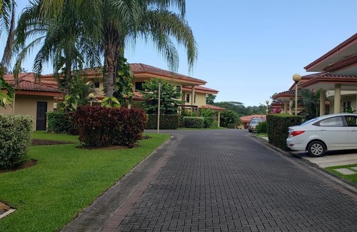 Tarcoles House | Cozy newly renovated 2-bedroom house 10 mins from the beach!