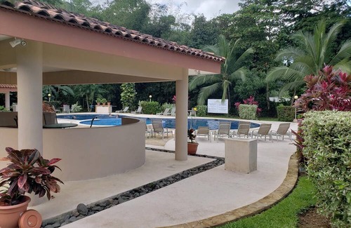 Tarcoles House | Cozy newly renovated 2-bedroom house 10 mins from the beach!
