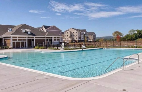 Frederick House | Modern Suite with Private Bath – Stylish & Comfy