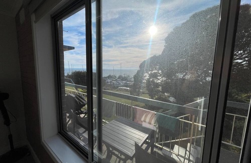 Cowes Apartment | Beachfront apartment with spectacular ocean views.