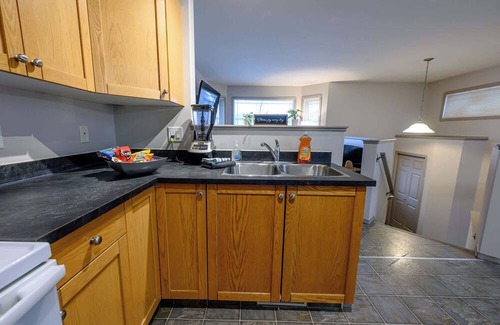 Grande Prairie House | King Bed | Workspace | Fast Wi-Fi | Long Stays OK