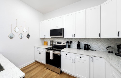 Oak Park - Northwood House | Luxury 2-bedroom Pool House in San Antonio