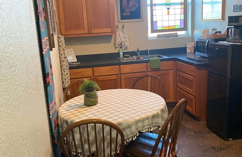 Glen Rose Cabin | Rhineland Farm Farmhouse. 20 min from DVSP, Fossil Rim, Cleburne State Park