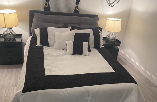 North Miami House | Serene 2-bedroom house with AC in North Miami
