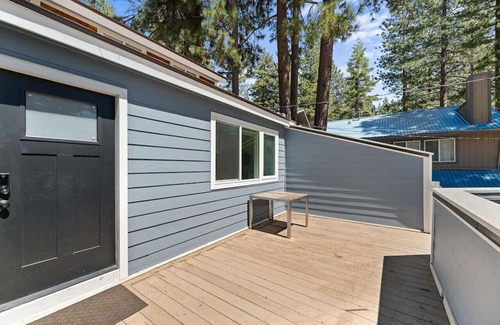 Brockway House | Walk to Speedboat Beach