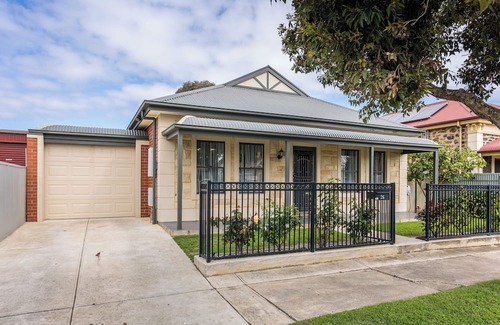 Allenby Gardens House | Spacious, centrally located, well-appointed four-bedroom home with office.