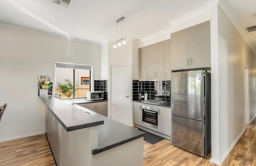 Allenby Gardens House | Spacious, centrally located, well-appointed four-bedroom home with office.
