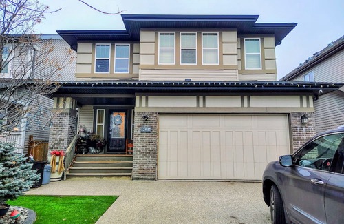 Northwest Edmonton House | Charming 2-bedroom house with WiFi, fitness room in nice Edmonton