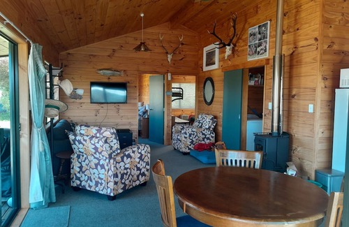 Pokura Pa House | The 8 Point Inn , water views quiet pet friendly cottage
