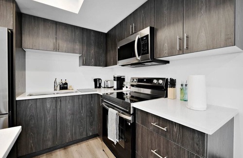 Welland House | Family Friendly Canal Front 3BR with BBQ and Sleeps 8 guests