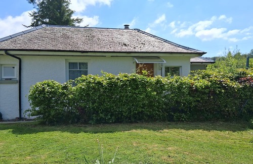 Kippen Cottage | Cosy cottage with kitchen, log burner & private patio in rural village