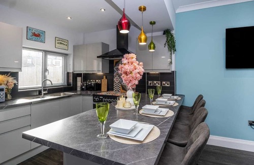 Stoke-on-Trent House | 5* Open Plan - Business, Leisure, Relocation, Convenient, Parking, Alton Towers