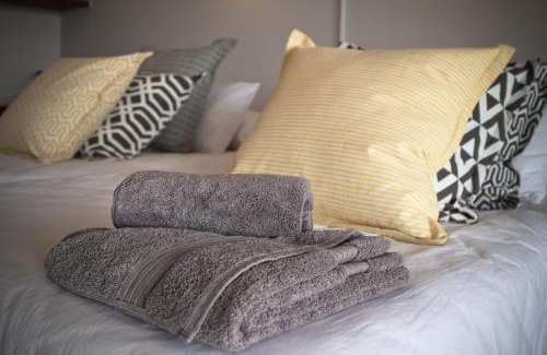 Voigtland Cabin | Sweet Thorn Retreat Airport Lodge