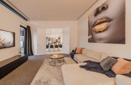 Fendalton House | How the 1percent Live - Waiwetu St Sleeps 15