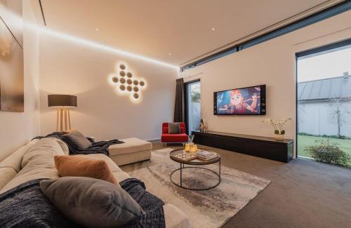 Fendalton House | How the 1percent Live - Waiwetu St Sleeps 15