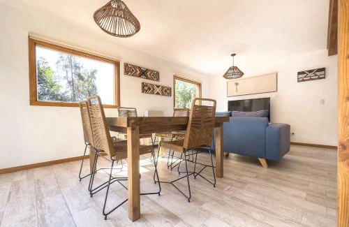 Angostura House | Cabaña en centro de Villa La Angostura para 6 personas con parrilla y estacionamiento en Alquiler temporario