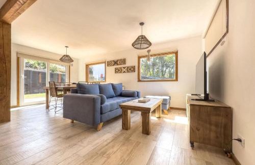 Angostura House | Cabaña en centro de Villa La Angostura para 6 personas con parrilla y estacionamiento en Alquiler temporario