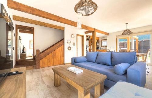 Angostura House | Cabaña en centro de Villa La Angostura para 6 personas con parrilla y estacionamiento en Alquiler temporario