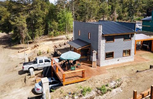 Angostura House | Cabaña en centro de Villa La Angostura para 6 personas con parrilla y estacionamiento en Alquiler temporario