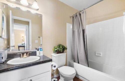 Melbourne Apartment | Chic 3BR/2BA Escape: Pool, Gym, Laundry in Unit