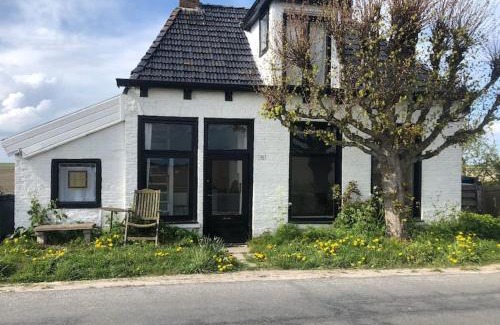 Sint Jacobiparochie Villa | Uniek dijkhuis + luxe interieur