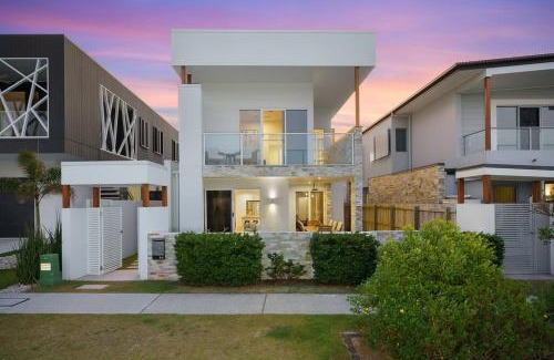Kingscliff Villa | Seaside Chique on Cylinders- Luxe 3BR Beachside Villa by uHoliday