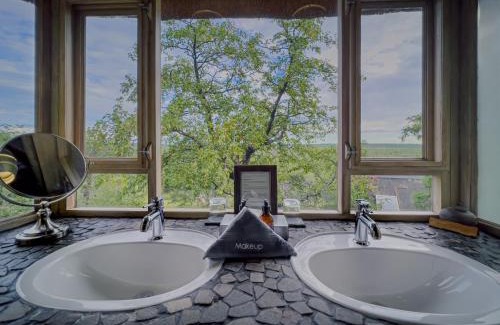 Okaukuejo Cabin | Ongava Lodge