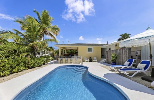 Tropical Oasis! Private pool, outdoor bar, quick ride to Atlantic!