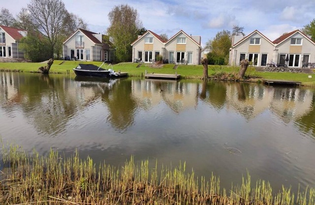 Semi-detached bungalow at open water