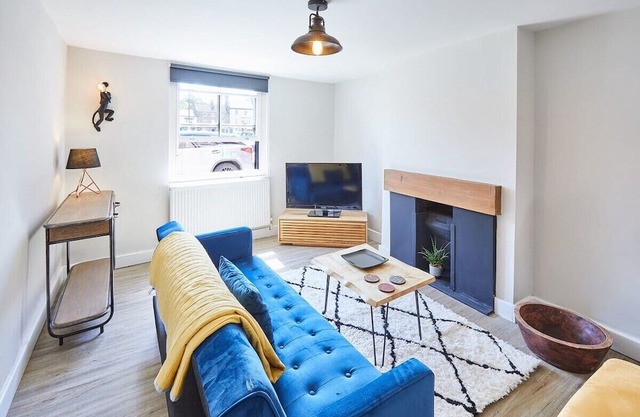 Host & Stay | 2 College Square