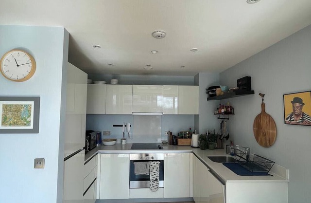 Bright 2BD Flat w/Private Balcony - Manor House!