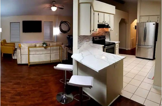 Eclectic Ranch Style Home - Sleeps 12