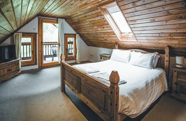 A stunning four bedroom lodge with a master bedroom double served by an en-suite shower room, a furt