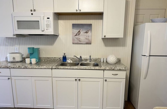 Quaint cottage on coastal island-10 minutes from Historic downtown and beach