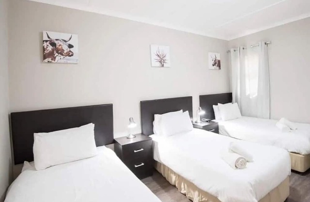 Explore Windhoek! 2 Relaxing Units w/ Kitchenette, Pool, Near Alte Feste Museum!